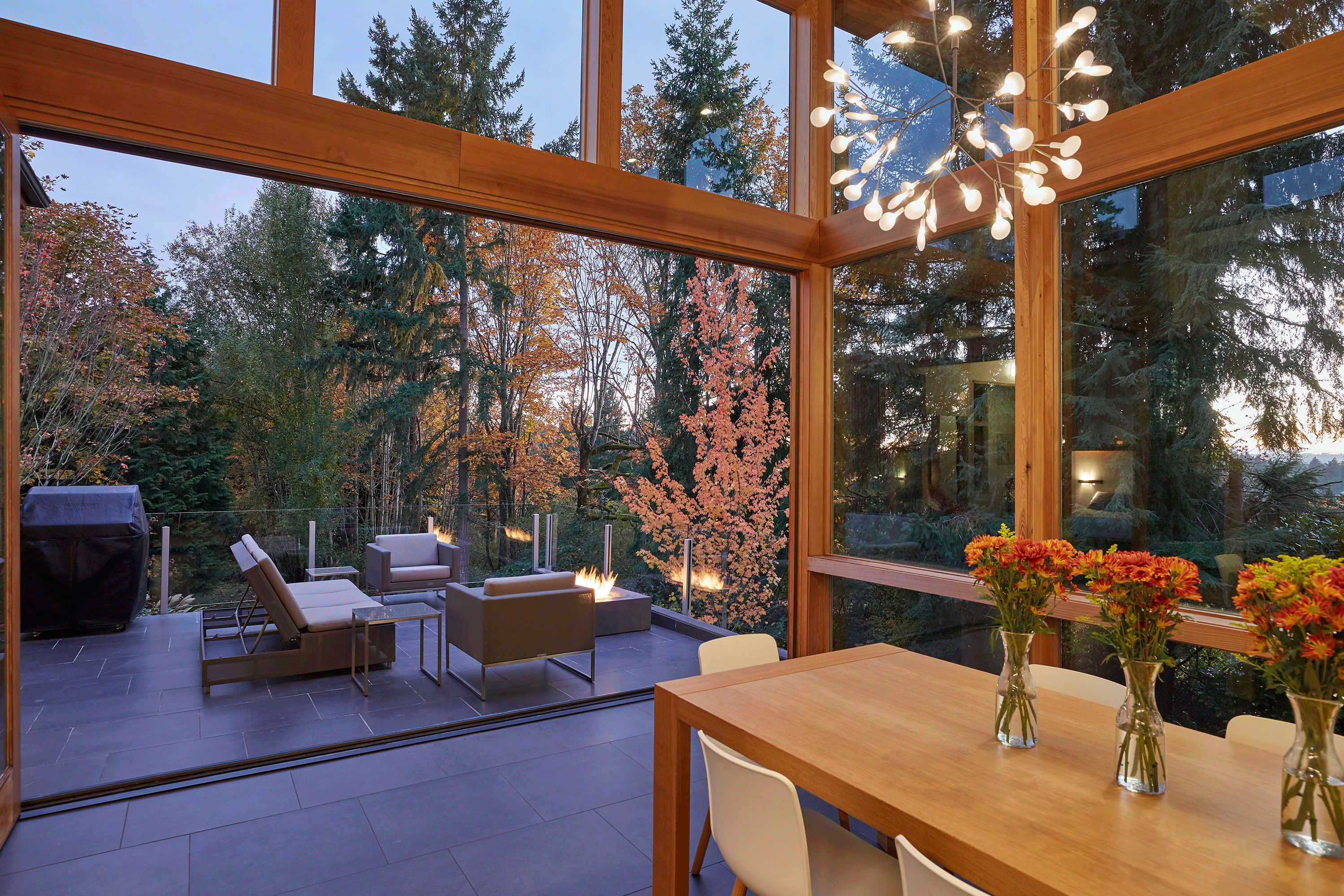 Custom-Elements-3782_Interior-View_to_Exterior-&-Patio_MR_Lindal_41352-22_Production_Web